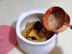 再加入泡好的薏米！