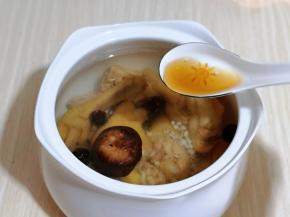 加入料酒去腥！多锅中一次性加足够的纯净水。