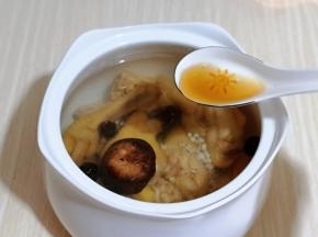 加入料酒去腥！多锅中一次性加足够的纯净水。