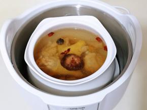 将炖盅放入锅中！