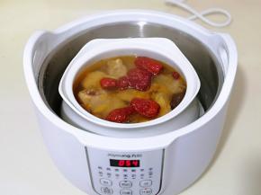 1小时候后打开炖盅盖子，加入红枣，桂圆！（桂圆去掉外皮）坐等汤出锅即可！