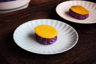 将芒果片放在紫薯饭团上。