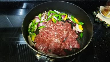 倒入腌好的牛肉片