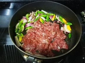倒入腌好的牛肉片