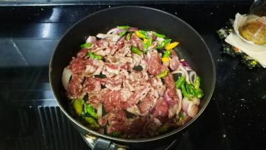 先煎一面，至微焦