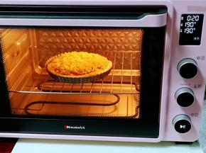 烤网入烤箱中层，180度提前预热5分钟，再把披萨盘放烤网上，180度烤18-20分钟！（时间及温度仅供参考）