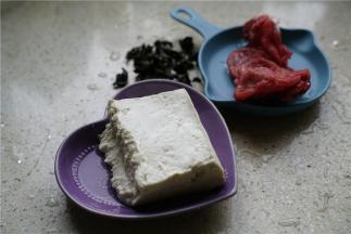 备好所用食材，一块豆腐，一份牛肉，一把木耳。