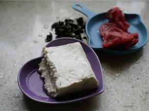 备好所用食材，一块豆腐，一份牛肉，一把木耳。