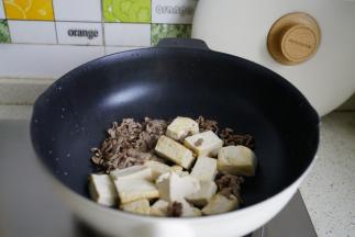 如图就是煎好的牛肉豆腐。