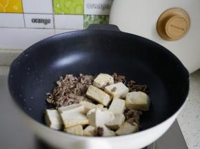 如图就是煎好的牛肉豆腐。