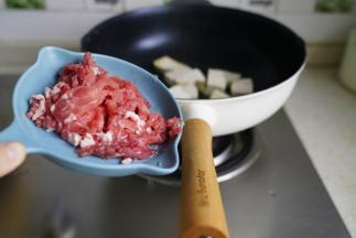 煎至豆腐微微有点脆壳状，再划至一边将牛肉丝下锅煸香。