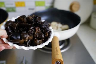 然后再将泡洗好的木耳入锅。