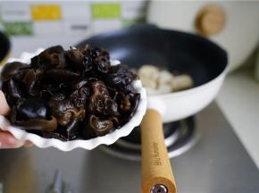 然后再将泡洗好的木耳入锅。