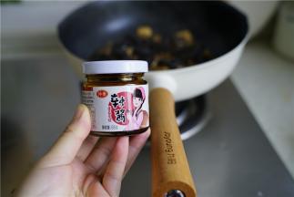 加入适量的辣酱生抽白糖调一下味。