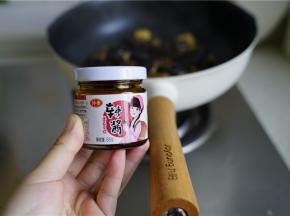 加入适量的辣酱生抽白糖调一下味。