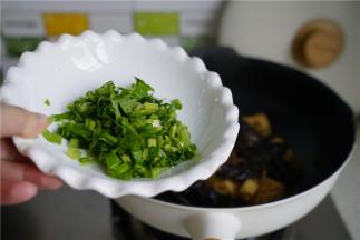 再加入清水焖至微要收汁，临出锅前加入适量的香葱芹菜末提个香就好了
