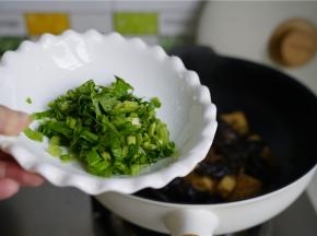 再加入清水焖至微要收汁，临出锅前加入适量的香葱芹菜末提个香就好了