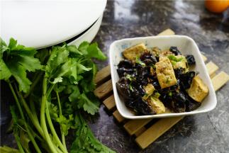 如图就是烹煮好的木耳豆腐，朋友们喜欢也可以 试一下。