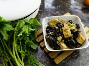 如图就是烹煮好的木耳豆腐，朋友们喜欢也可以 试一下。