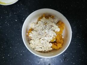 红薯泥中加入燕麦片，混合均匀