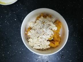 红薯泥中加入燕麦片，混合均匀