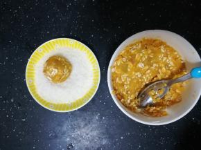 分成20g一个的球，放入椰蓉中滚几圈