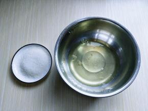 蛋白打发，往蛋白里加入柠檬汁(白醋也可以)电动打蛋器将蛋白高速打发至呈现鱼眼泡。 加入三分之糖，继续高速打发，蛋清泡消失，细腻时再加入三分之一的糖，继续打发。