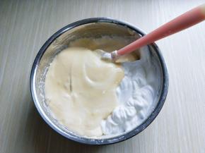 最后将可可蛋黄糊倒入蛋白霜的容器中，继续翻拌的手法，直至看不到蛋白霜即可。拌好的蛋糕糊，细腻光滑，饱满，倒入蛋糕模具中。