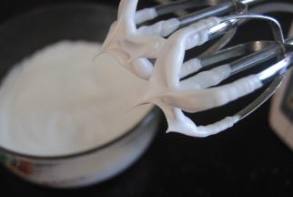 蛋清2加入蛋白粉和7克细砂糖，用打蛋器打发到出现短小直角即可