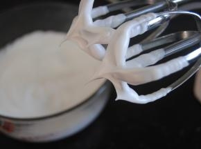 蛋清2加入蛋白粉和7克细砂糖，用打蛋器打发到出现短小直角即可