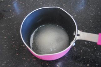 37克细砂糖加入11克清水。