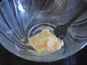 用硅胶刀混匀tpt和蛋清。