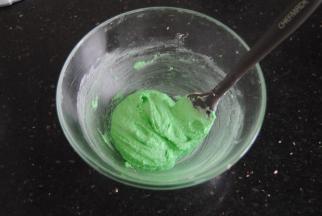 取1/3蛋白霜倒入杏仁糊内，压拌均匀后，再加入1/3蛋白霜切拌均匀，最后1/3加入切拌均匀，状态要和缎带一样。