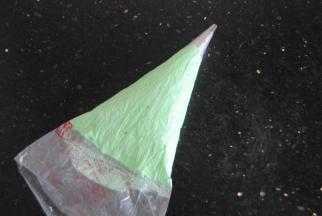 剩余的加入色素拌匀，装入裱花袋内。