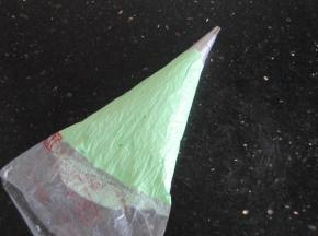 剩余的加入色素拌匀，装入裱花袋内。