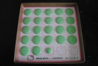 在马卡龙垫上挤上马卡龙胚