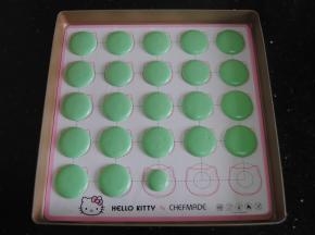 在马卡龙垫上挤上马卡龙胚