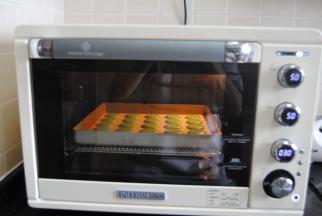 放入柏翠pe5040烤箱中层，温度调至上下管50度，把皮晾至不黏手，将马卡龙放到中下层，直接调道150度烤制17分钟即可。