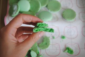 出炉放凉，掰一个试试，不空心。