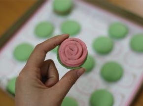 夹入香草馅，再盖上一个马卡龙壳。