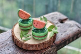 白巧克力加入少许绿色色素调和号，涂上去，放上曲奇即可。