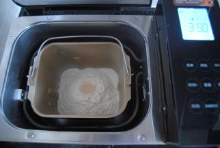 将面团里面的材料放入面包机内揉成面团，记住，盐不能和酵母放在一起，会导致酵母失效哦~