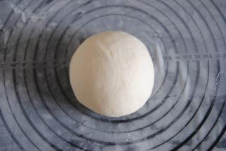 揉成光滑的面团即可。