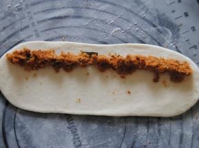 均匀的放上肉松，从一端卷起，卷的时候尽量收紧。