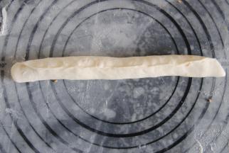 卷好之后，用拇指和食指捏紧收口，防止烤制的时候会爆裂。