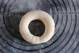 将一端的头压扁。