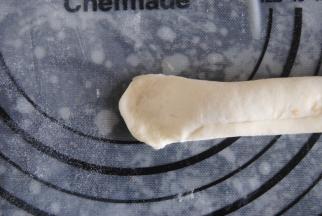 裹住另一端，捏紧收口，整成圆形。