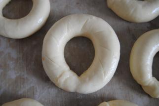 捞出沥干水分放入垫有油布或油纸的烤盘里。