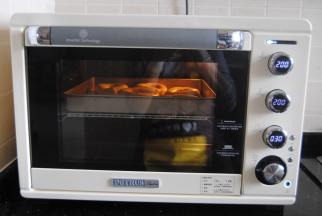 烤箱提前上下管200度预热，我用的是柏翠pe5450，温度仅供参考，预热好后，放入烤箱中下层烤制20分钟即可，以肉松卷变成蜜棕色为参考。