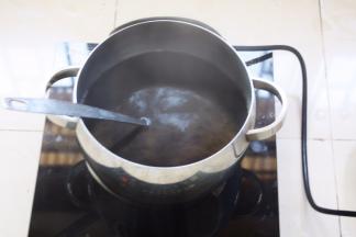 大火煮开，用小勺搅动一下食材，避免粘锅。